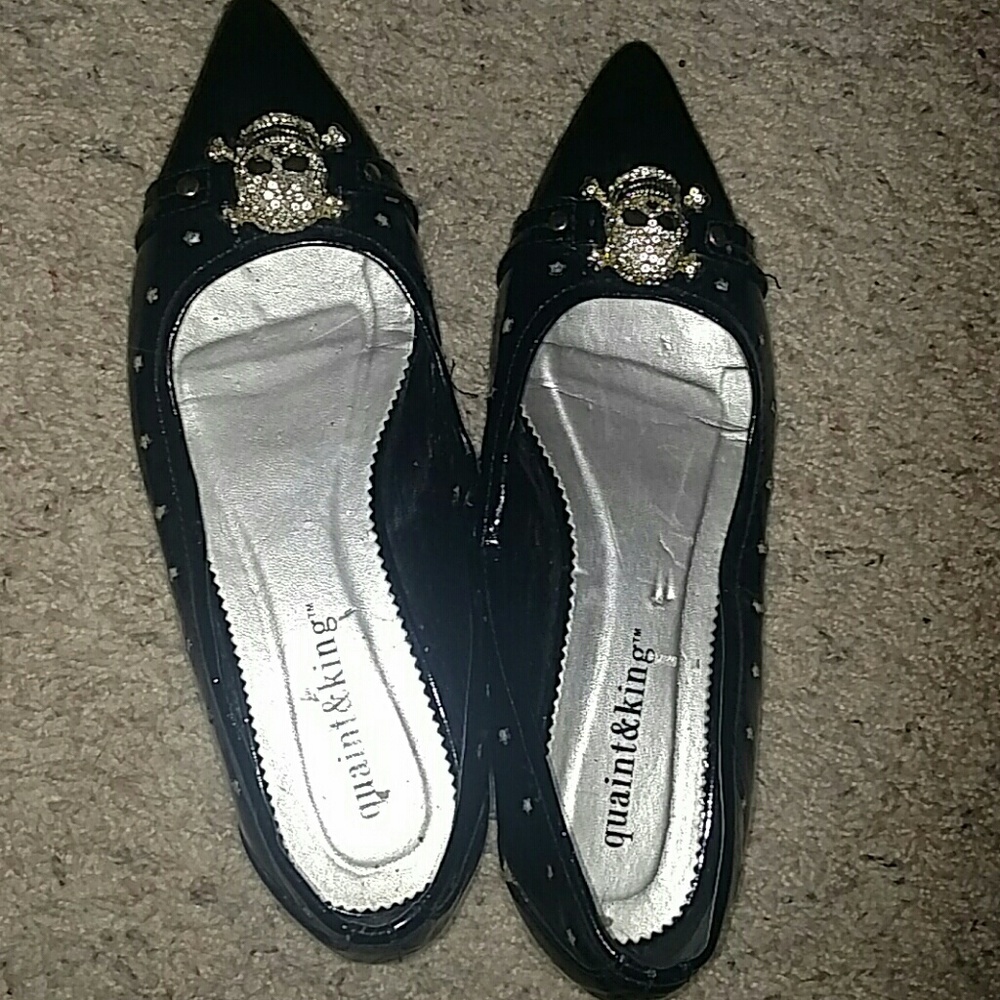 Quaint and king skull pointed toe flats!